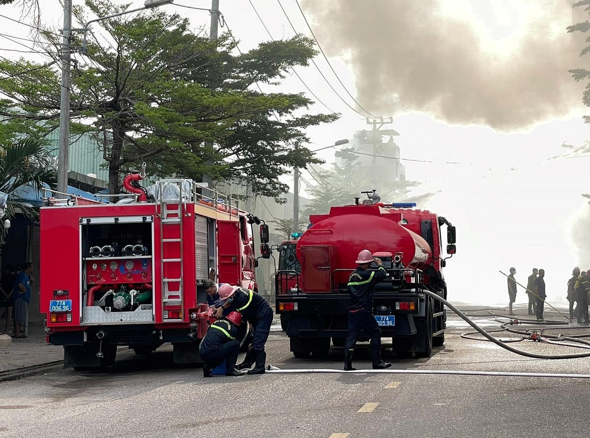 Lực lượng chức năng đang khẩn trương dập lửa. Ảnh: MX.