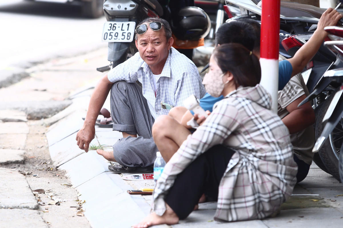Tại điểm thi Trường THCS Ngô Sỹ Liên (phường Chương Mỹ), ông Tạ Đức Chiến (xã Quang Bị) cho biết, dù khá lo lắng nhưng luôn cố gắng giữ tâm lý bình tĩnh để con tự tin bước vào kỳ thi.&nbsp;Sáng nay, con làm bài Ngữ văn khá tốt nên gia đình cũng phần nào yên tâm hơn.&nbsp;Theo ông Chiến, con trai ông nhiều năm liền đạt danh hiệu học sinh giỏi nên gia đình kỳ vọng em sẽ giữ được phong độ trong kỳ thi quan trọng này.