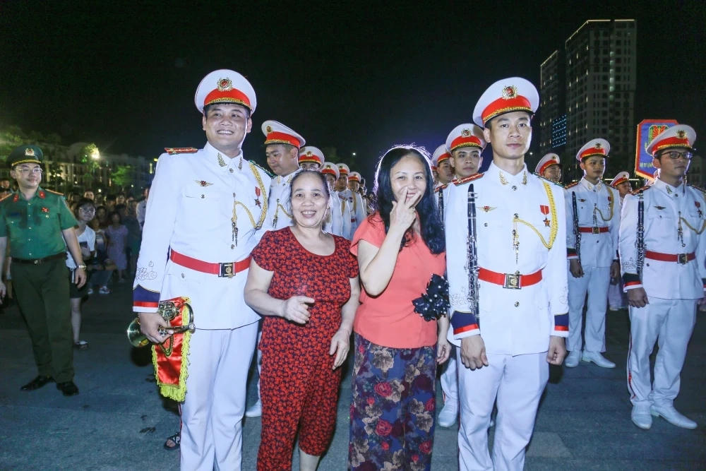 Người dân chụp hình cùng các chiến sĩ Công an. Ảnh: Hải Đăng