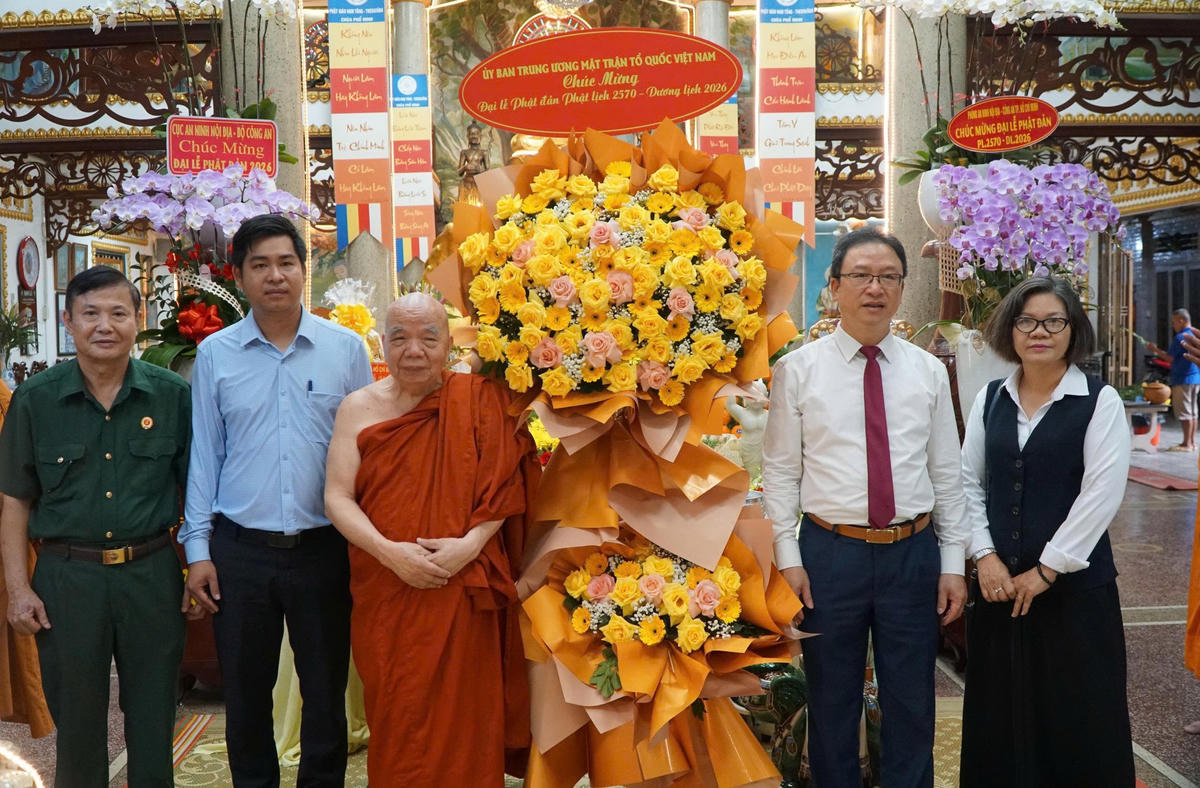 Đoàn công tác trao hoa chúc mừng đến Hòa thượng Thích Thiện Tâm. Ảnh: Q.Đ.