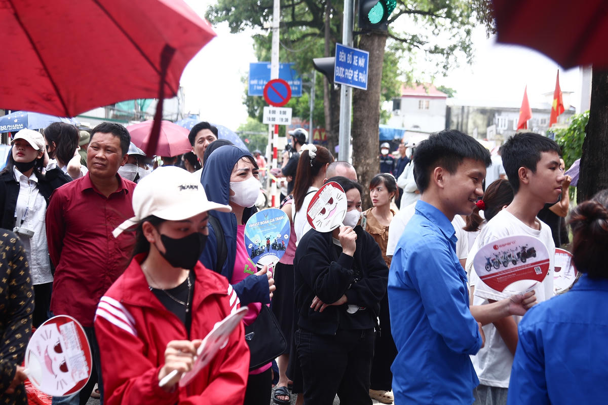Phụ huynh chờ đợi con ngoài điểm thi.