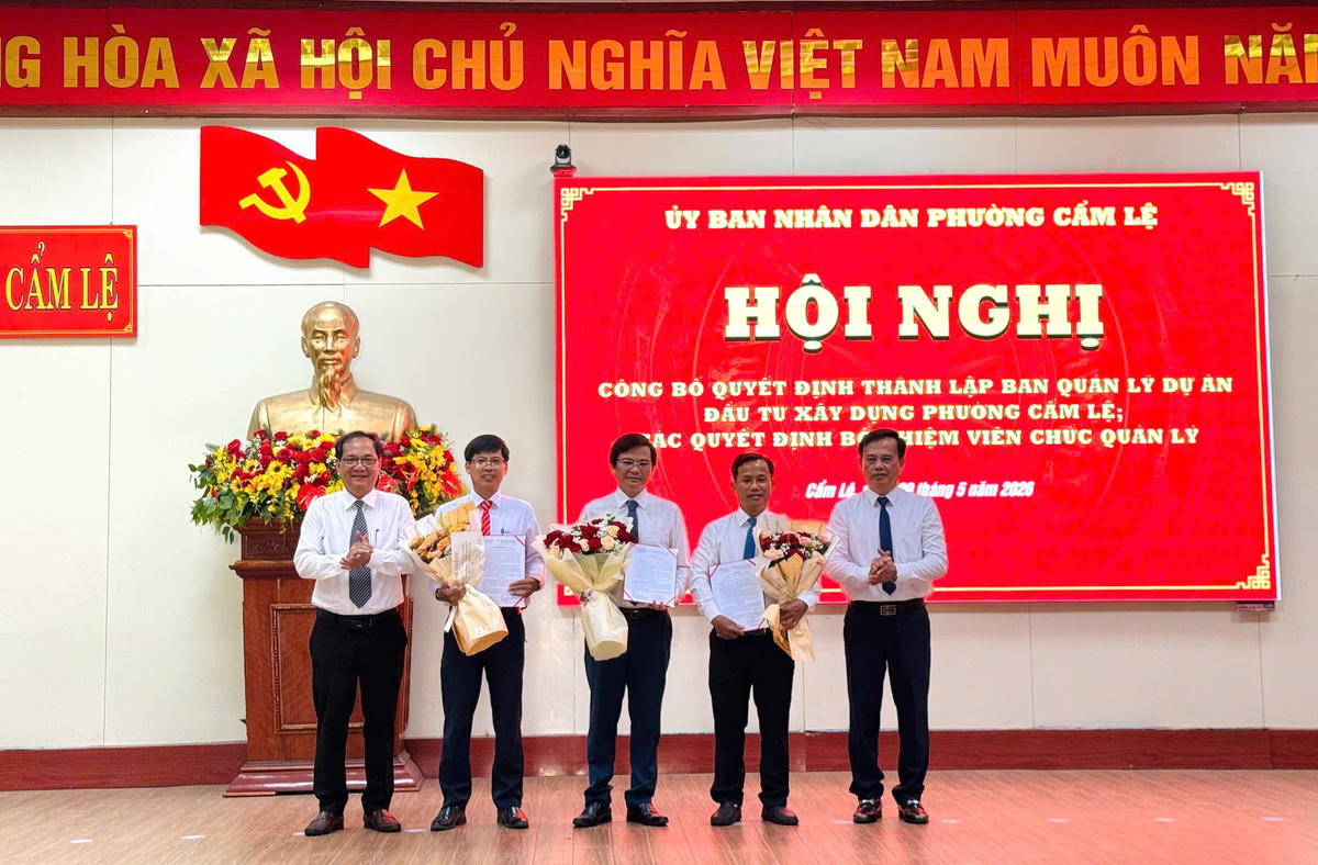 Bí thư Đảng ủy Nguyễn Hoài Nam, Chủ tịch UBND phường Nguyễn Hải Đường chúc mừng Giám đốc Ban quản lý Nguyễn Văn Thanh cùng 2 Phó Giám đốc Nguyễn Văn Sử và Nguyễn Đình Vân. Ảnh: Lê Đô.