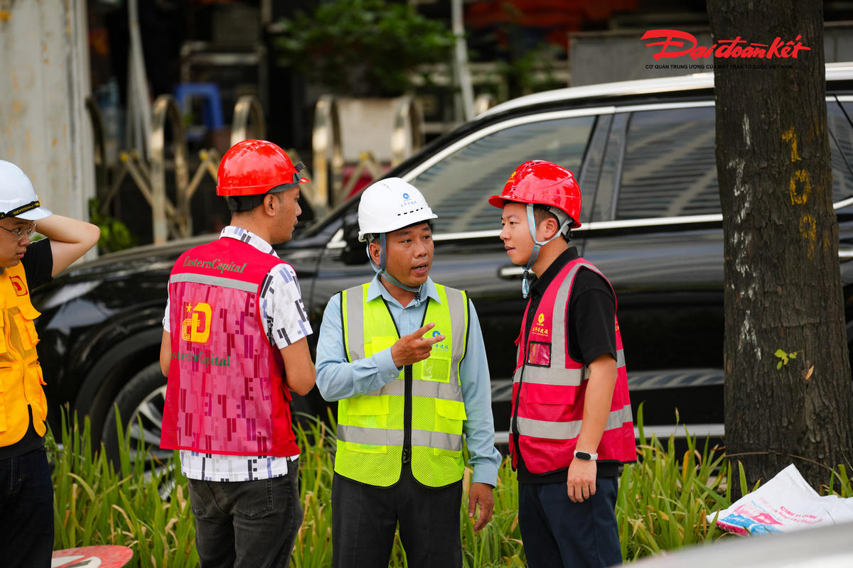 Hà Nội dựng rào tại nút giao La Thành - Nguyễn Chí Thanh phục vụ thi công Metro số 5