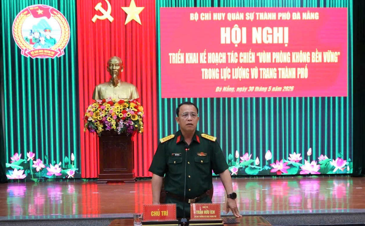 Đại tá Trần Hữu Ích, Chỉ huy trưởng Bộ CHQS TP Đà Nẵng phát biểu tại hội nghị. Ảnh: CH.
