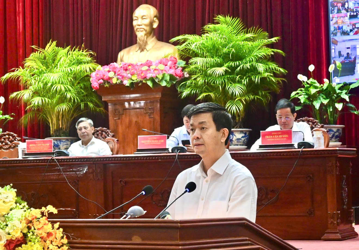 Ủy viên Ban Chấp hành Trung ương Đảng, Bí thư Thành ủy Cần Thơ Lê Quang Tùng phát biểu chỉ đạo tại hội nghị. Ảnh Hồng Thắm