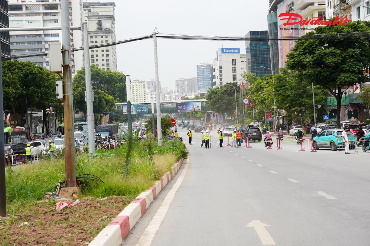 Hà Nội dựng rào tại nút giao La Thành - Nguyễn Chí Thanh phục vụ thi công Metro số 5