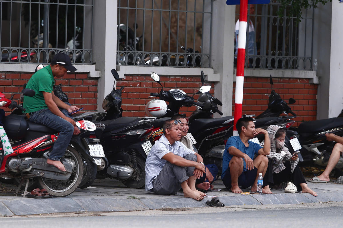 60 phút thấp thỏm, phụ huynh ngóng con hoàn thành bài thi môn Ngoại ngữ