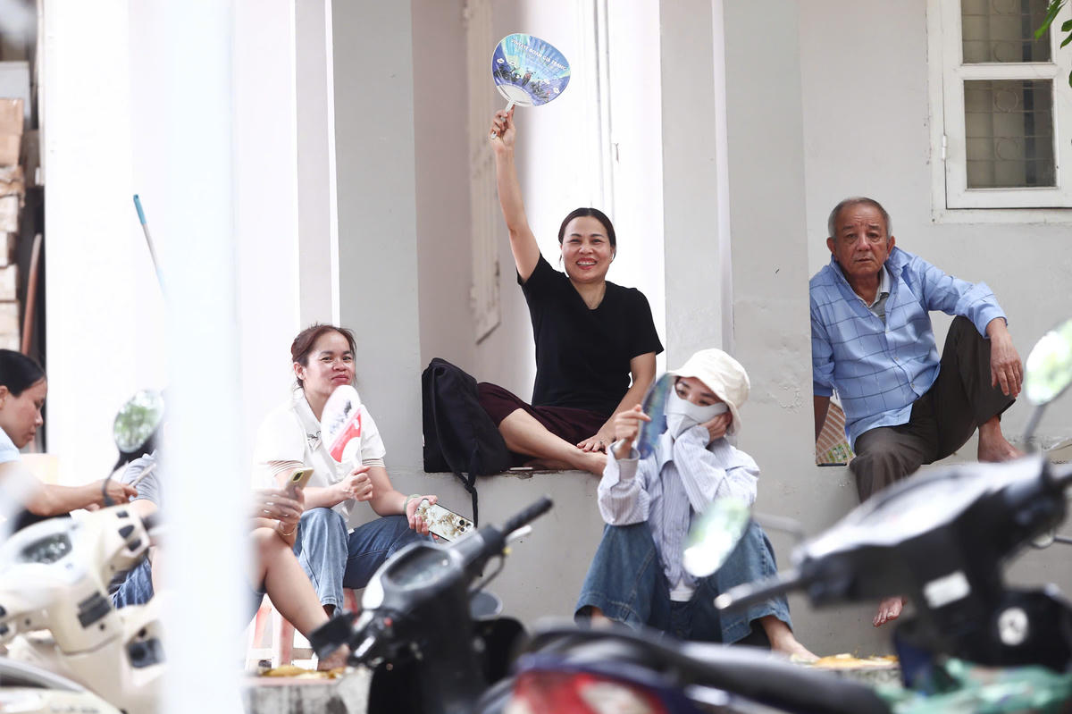 Một giờ đồng hồ chờ đợi con hoàn thành bài thi môn Ngoại ngữ ngoài điểm thi, điều tất cả các phụ huynh mong nhất là con bình tĩnh, tự tin và làm bài đúng với năng lực của mình.