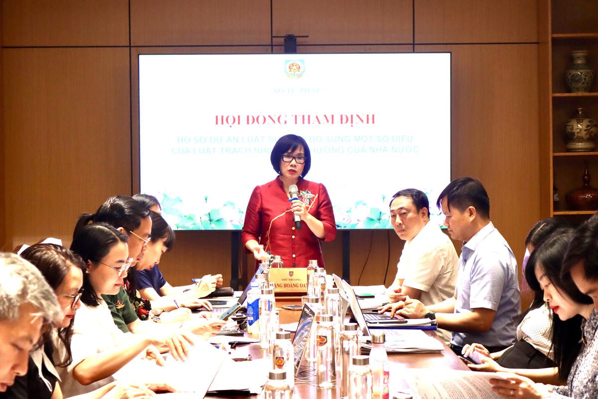 Thứ trưởng Bộ Tư pháp Đặng Hoàng Oanh phát biểu tại buổi thẩm định.
