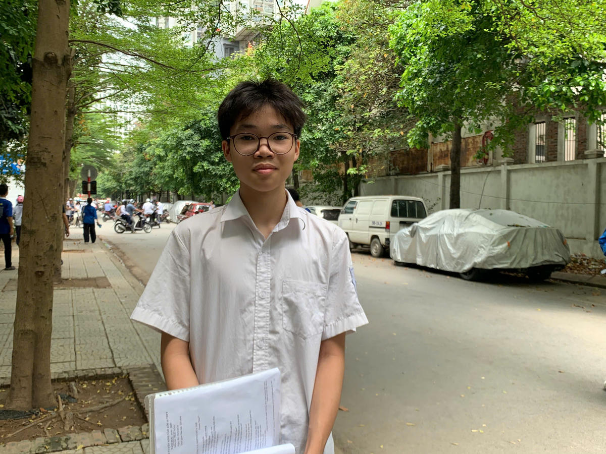 Em Mai Đức Minh (phường Thanh Xuân) cho biết môn Ngữ văn không phải điểm mạnh nên em thấy đề khá khó, cụ thể là khó hơn so với đề thi năm ngoái. Dù vậy, Minh tự tin mình vẫn đủ điểm đỗ nguyện vọng 1. Ảnh: Hải Linh.