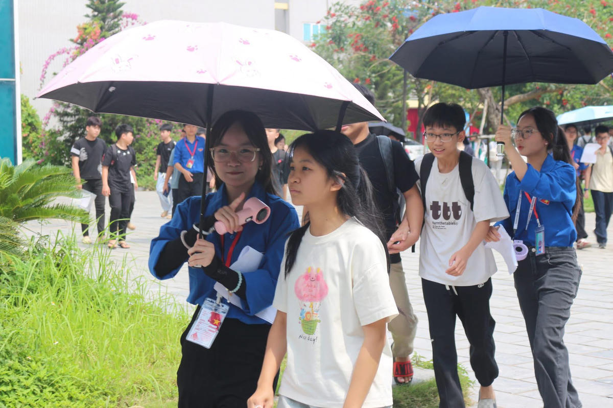 Chương trình “Tiếp sức mùa thi năm 2026”.tại Trường THPT Chuyên Sơn Tây (phường Trung Hưng) nhận được sự đồng hành của các doanh nghiệp và cá nhân trên địa bàn. Ảnh: NTCC.