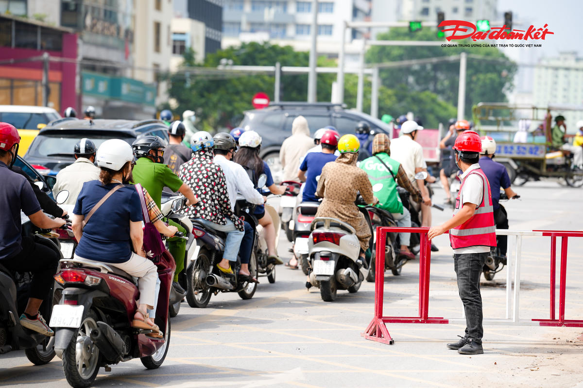 Hà Nội dựng rào tại nút giao La Thành - Nguyễn Chí Thanh phục vụ thi công Metro số 5