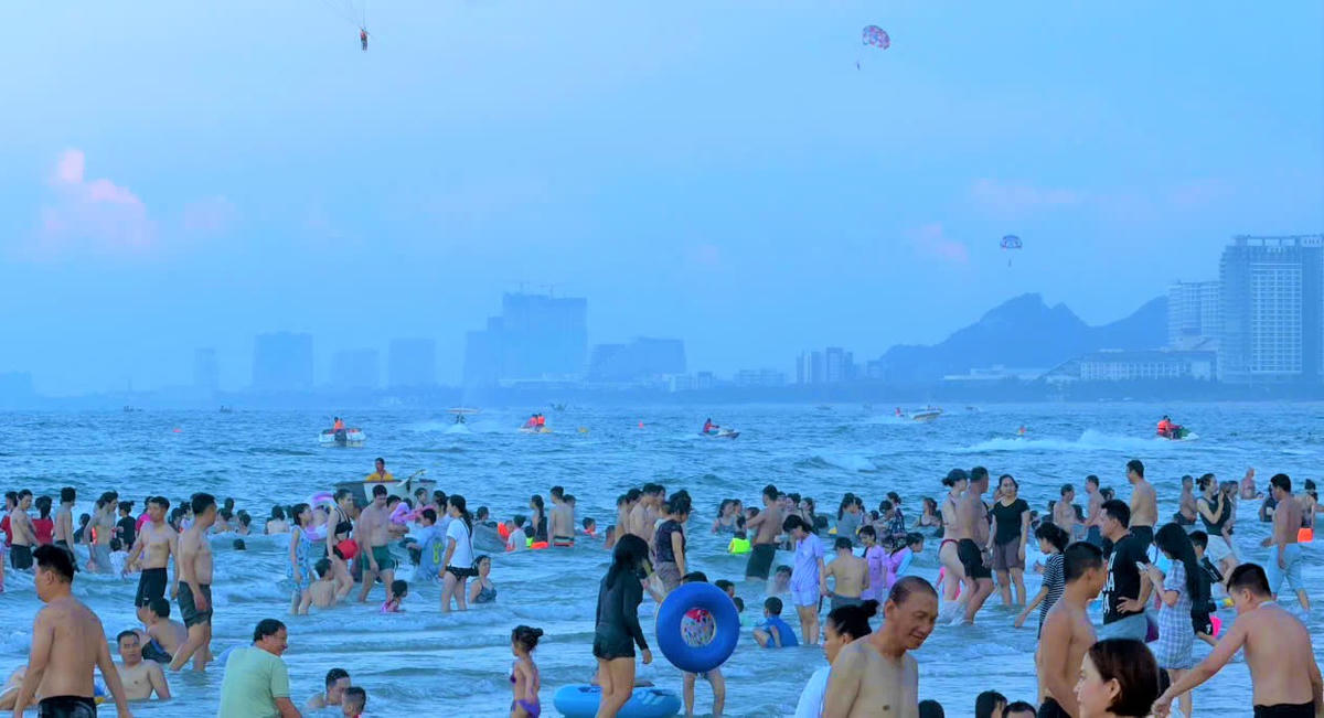 Du khách tắm biển giải nhiệt giữa mùa hè nắng nóng ở Đà Nẵng. Ảnh: CĐ.