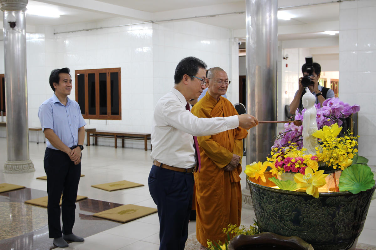 Ông Nguyễn Văn Thanh thực hiện nghi lễ tắm Phật tại Chùa Bửu Long. Ảnh: Q.Đ.