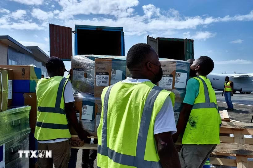Vật tư phòng chống dịch bệnh được vận chuyển tới Bunia, tỉnh Ituri, CHDC Congo. (Ảnh: THX/TTXVN).