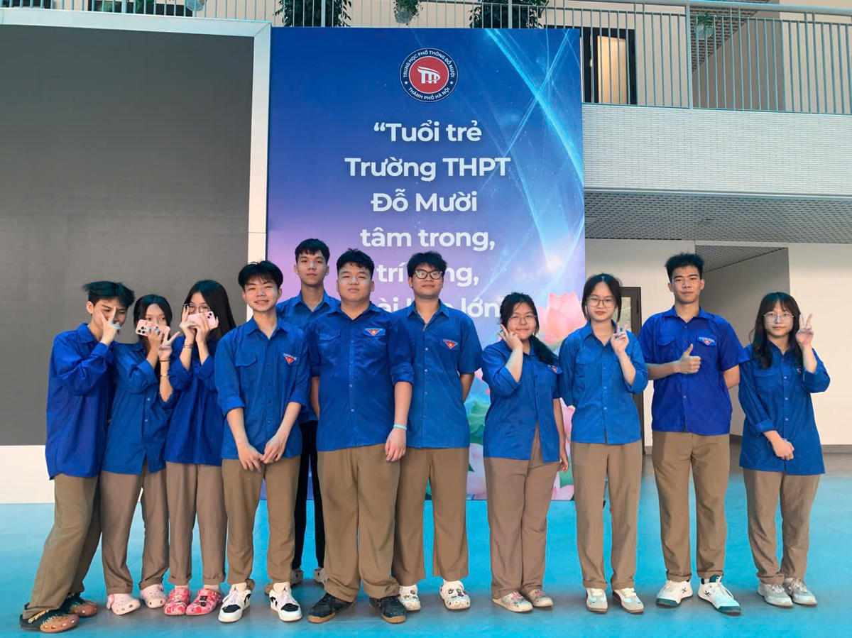 Em Dương Tuấn Minh, đội trưởng đội tình nguyện Trường THPT Đỗ Mười (phường Yên Sở) chia sẻ: "Em cùng các bạn&nbsp;tham gia chương trình vì muốn được góp sức cho mùa thi và phần nào thấu hiểu những áp lực mà các thí sinh phải đối mặt khi bước vào kỳ thi này. Ngay khi hoạt động được phổ biến tới các chi đoàn, chương trình đã nhận được sự đón nhận tích cực từ các đoàn viên, thanh niên. Các bạn đều hưởng ứng nhiệt tình, chủ động tham gia và rất tâm huyết với công việc tình nguyện".
