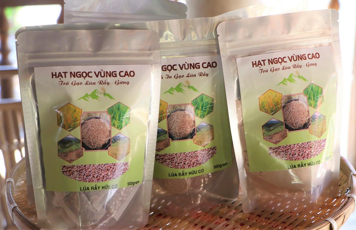 Các sản phẩm làm ra từ hạt lúa trồng ở địa phương. Ảnh: ST.