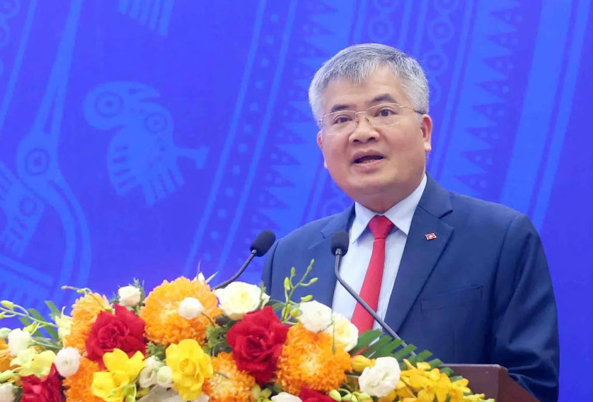 Phó Chủ nhiệm Văn phòng Chủ tịch nước Cấn Đình Tài công bố quyết định của Chủ tịch nước. Ảnh: Phạm Hải