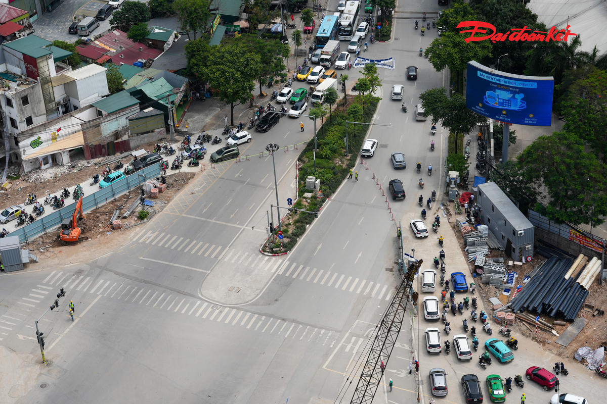 Hà Nội dựng rào tại nút giao La Thành - Nguyễn Chí Thanh phục vụ thi công Metro số 5