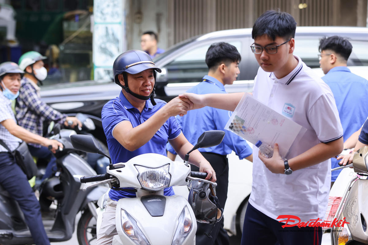 Từ sáng sớm, nhiều phụ huynh đã đưa con mình đến điểm thi nhằm đảm bảo sức khỏe cũng như đúng giờ cho các thí sinh.