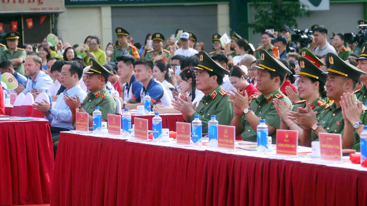 Các đại biểu tham dự buổi lễ.