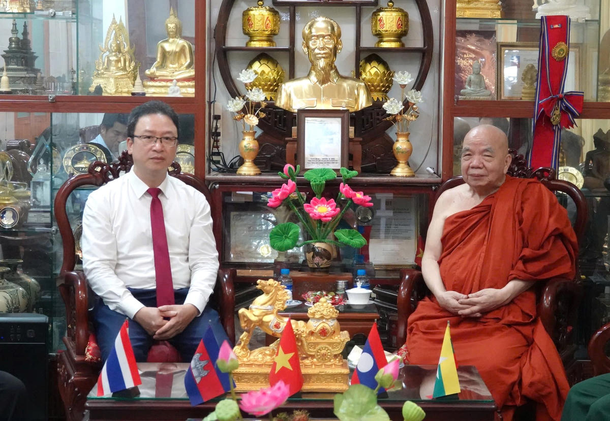 Ông Nguyễn Văn Thanh trao đổi, chúc mừng Hòa thượng Thích Thiện Tâm tại Chùa Phổ Minh. Ảnh: Q.Đ.