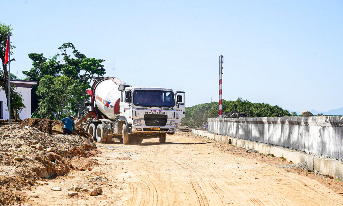 Những phần việc ngoài trời như gia công sắt thép, vận chuyển vật liệu, đổ bê tông… vẫn được triển khai liên tục. Ảnh: Cẩm Kỳ&nbsp;