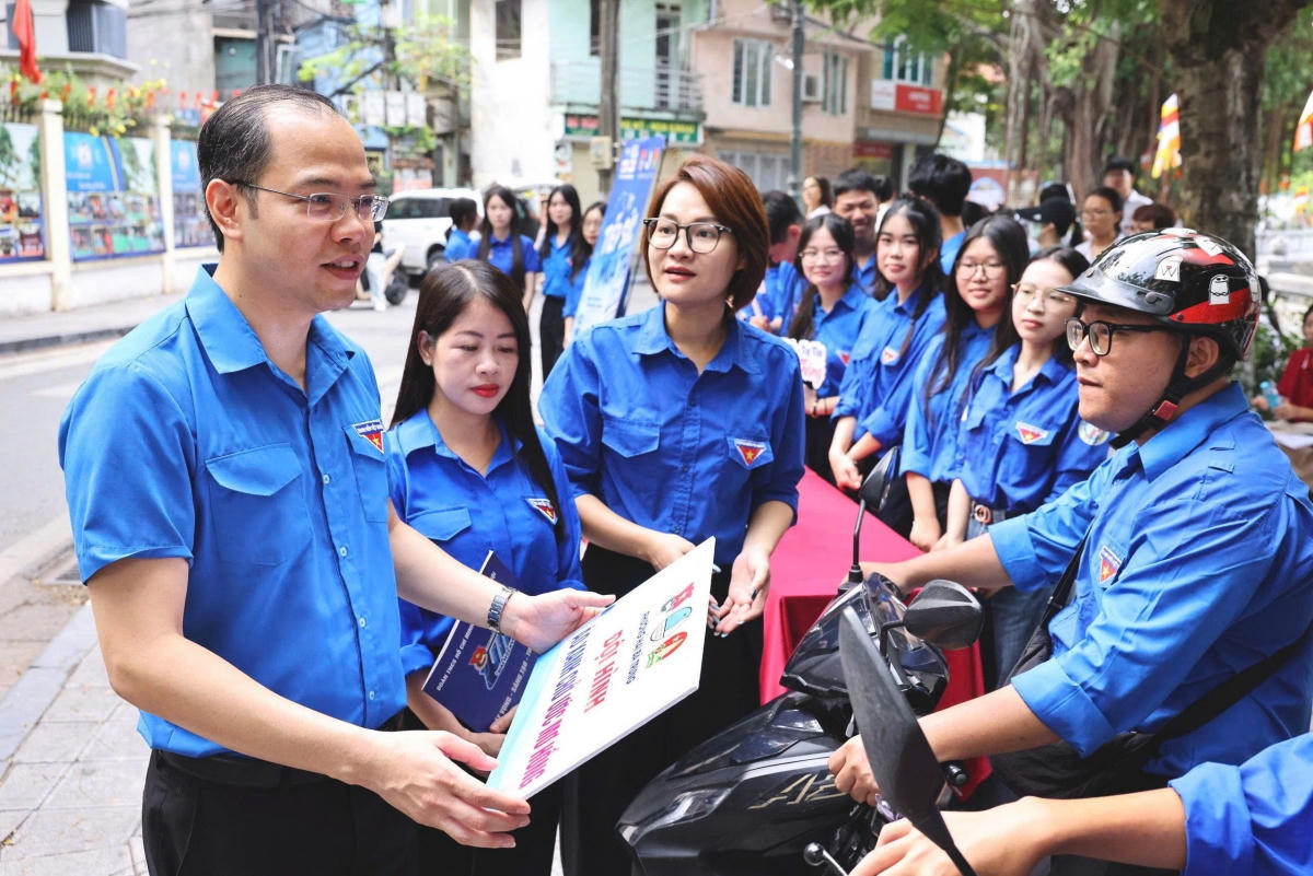 Thành đoàn TP Hà Nội huy động 7.300 tình nguyện viên tại 224 điểm thi.&nbsp;Đội hình "Áo xanh chở ước mơ hồng" sẵn sàng đưa đón thí sinh có hoàn cảnh khó khăn trong những ngày thi, đặc biệt các thí sinh khó khăn về vận động