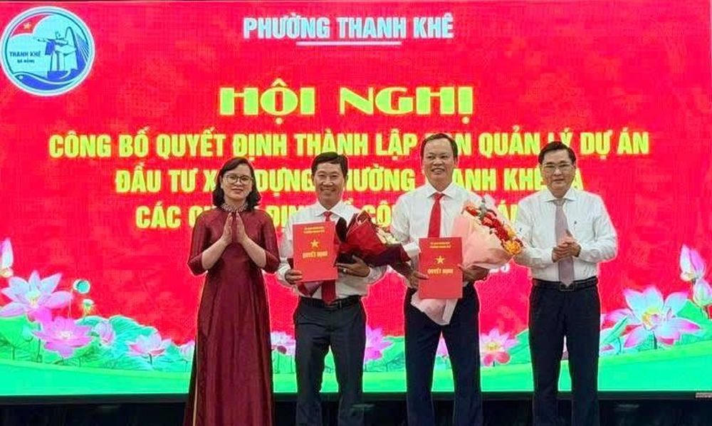 Bí thư Đảng ủy Nguyễn Thành Tiến, Chủ tịch UBND phường Thanh Khê Trần Tường Vân trao quyết định, chúc mừng Giám đốc Ban quản lý Nguyễn Thành Thuận, Phó Giám đốc Ban quản lý Nguyễn Văn Hiền. Ảnh: Nguyễn Tú.