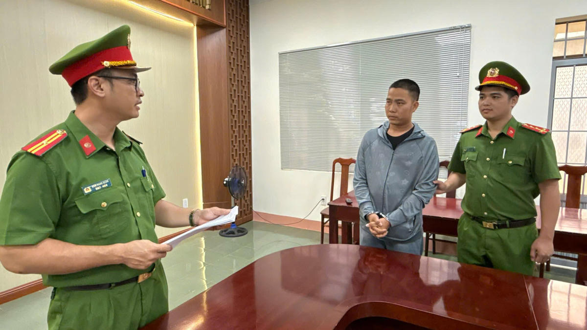 Lực lượng Công an thi hành lệnh bắt tạm giam đối với Đỗ Đình Chánh. Ảnh: SĐ.