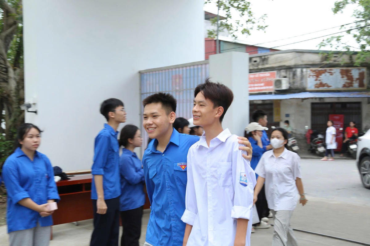 Tại điểm thi Trường THPT Thanh Oai B (xã Tam Hưng) thí sinh được các tình nguyện viên động viên tinh thần trước giờ G. Ảnh: NTCC.