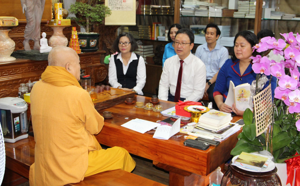 Ông Nguyễn Văn Thanh trao đổi cùng Hòa thượng Thích Giác Toàn tại Pháp viện Minh Đăng Quang. Ảnh: Q.Đ.