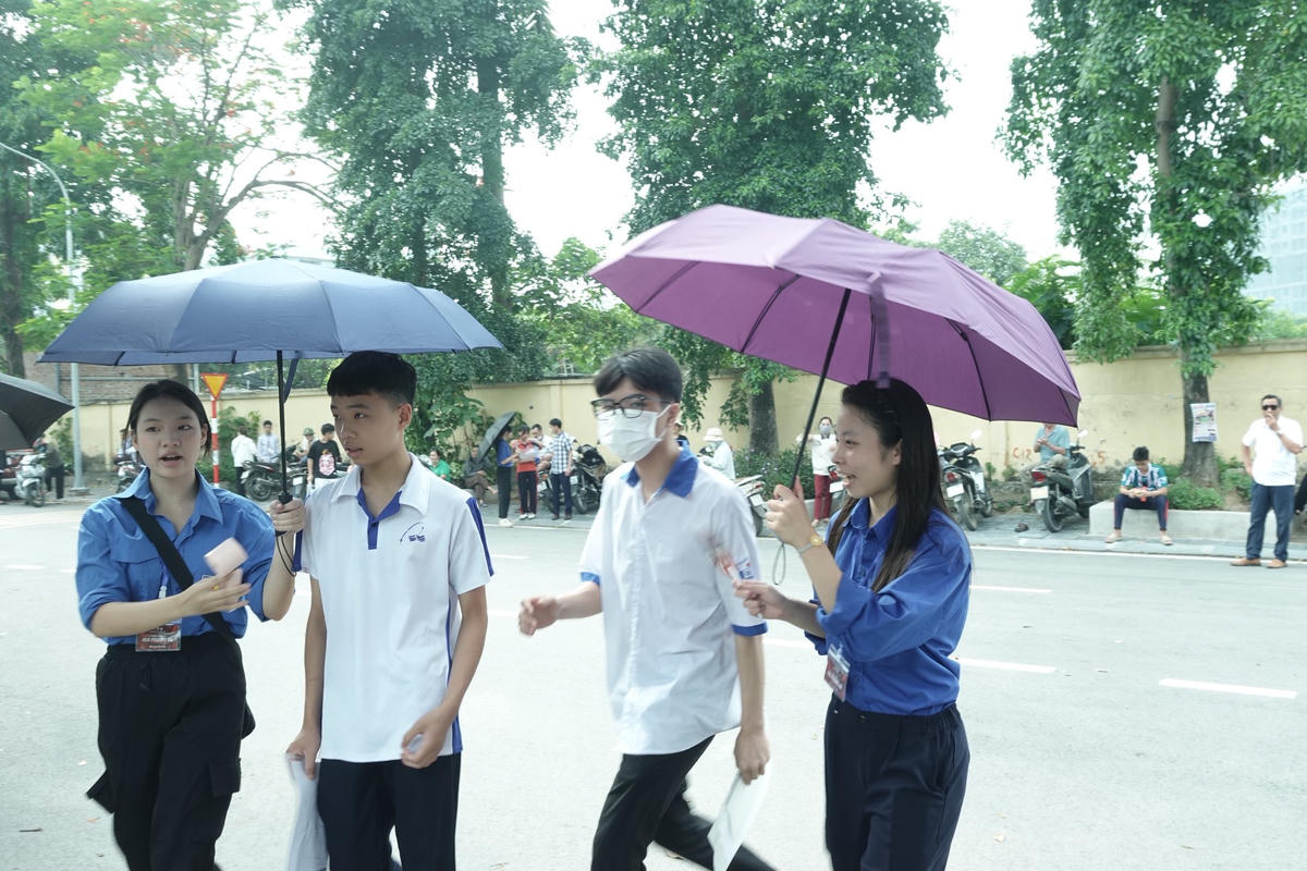 Lực lượng thanh niên tình nguyện tại điểm thi Trường THPT Bắc Thăng Long (xã Thiên Lộc) tham gia hướng dẫn thí sinh, bảo đảm kỳ thi diễn ra thuận lợi, an toàn. Ảnh: NTCC