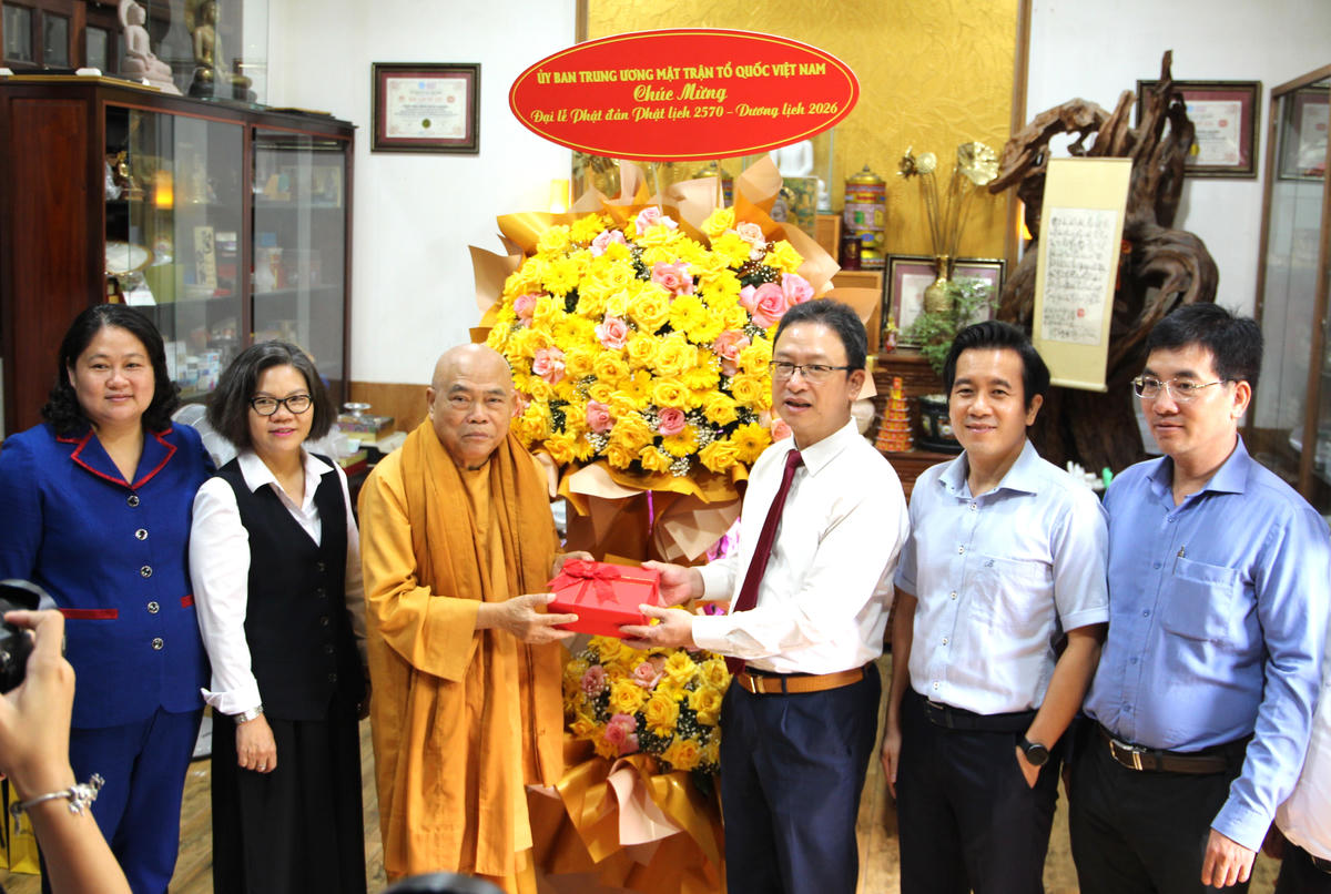Đoàn công tác tặng hoa chúc mừng Hòa thượng Thích Giác Toàn. Ảnh: Q.Đ.