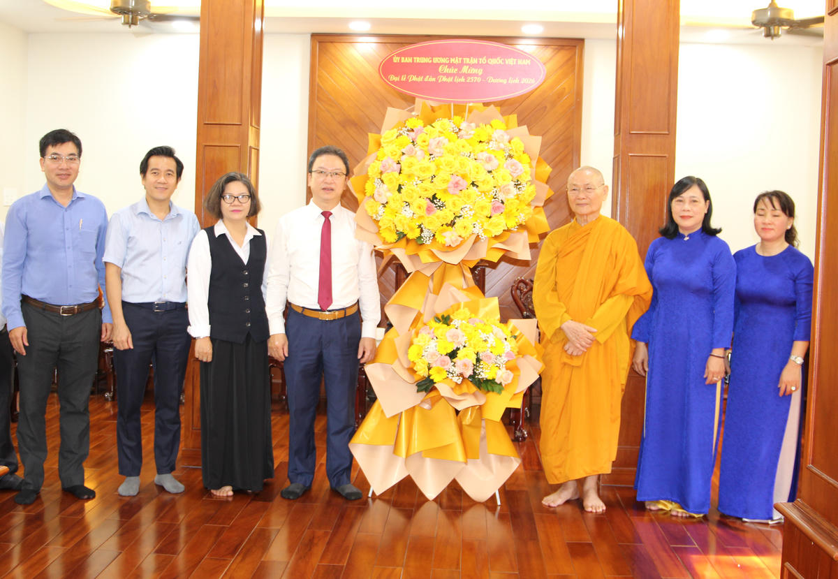 Ông Nguyễn Văn Thanh và các thành viên đoàn công tác tặng lãng hoa, chúc mừng đến Trưởng lão Hòa thượng Viên Minh. Ảnh: Q.Đ.