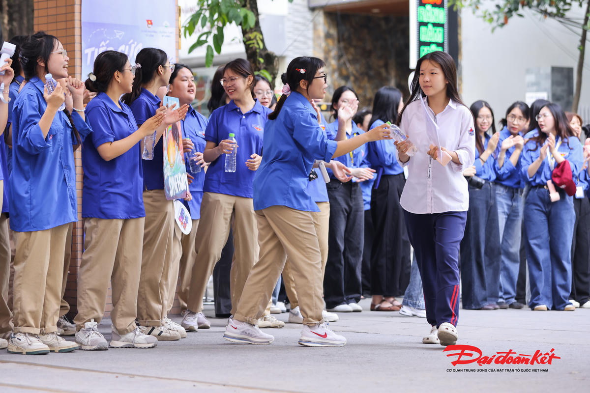 Các tình nguyện viên của trường THPT Mỹ Đình hỗ trợ các thí sinh tại điểm thi.