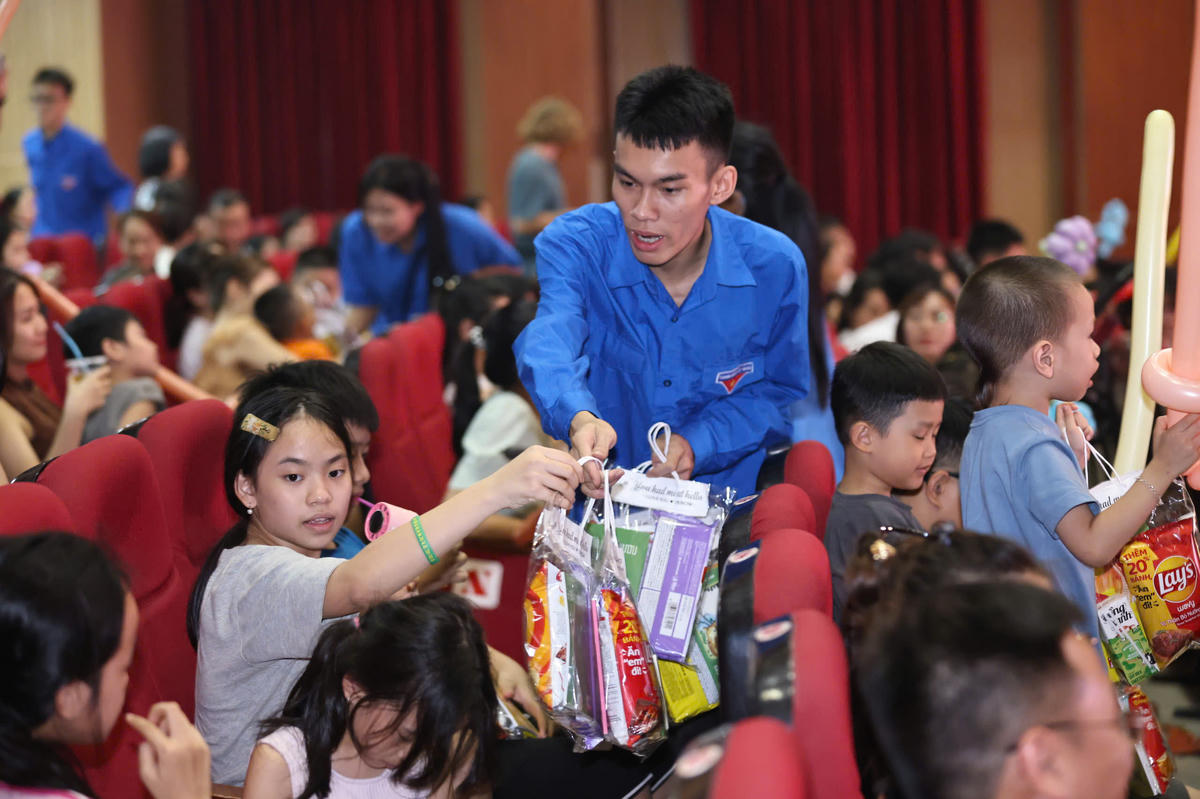 Ban Tổ chức trao những phần quà ý nghĩa dành tặng các em thiếu nhi tham gia chương trình.