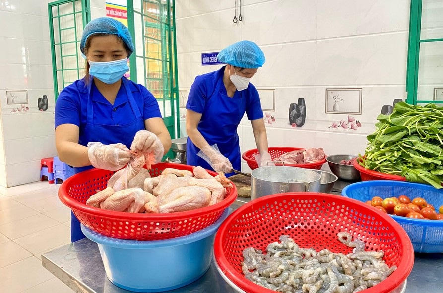 Tỉnh Gia Lai tăng cường kiểm tra đảm bảo an toàn thực phẩm vào mùa nắng nóng. Ảnh: AT.