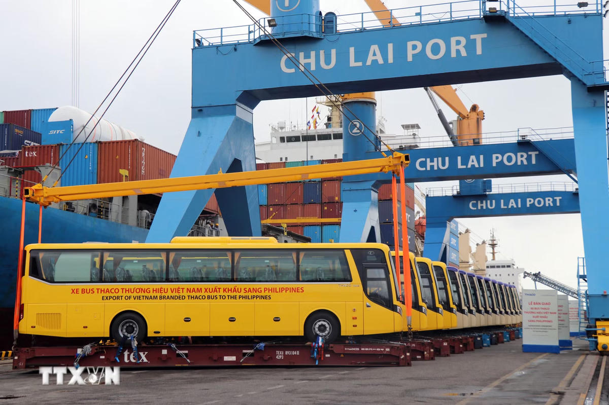 Lễ bàn giao 15 xe buýt THACO thương hiệu Việt Nam xuất khẩu sang Philippines, tháng 12/2019. (Ảnh: Trần Tĩnh/TTXVN).