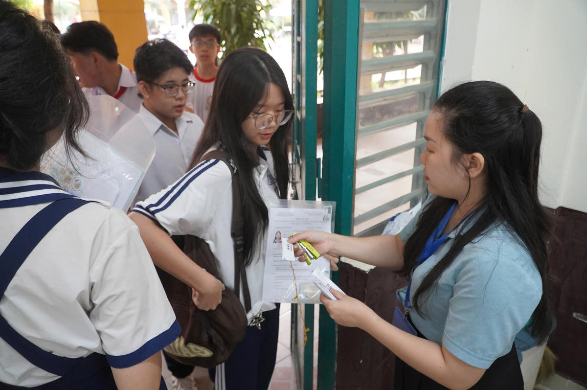 Các thí sinh nhận thông tin số báo danh để vào phòng thi. Ảnh: Đ.Xá.