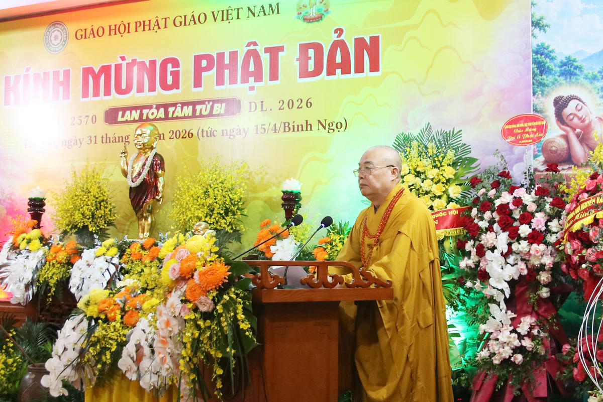 Hòa thượng Thích Thanh Nhiễu - Phó Chủ tịch Thường trực Hội đồng Trị sự Trung ương Giáo hội Phật giáo Việt Nam tuyên đọc thông điệp của Đại lão Hòa thượng Thích Trí Quảng - Pháp chủ Giáo hội Phật giáo Việt Nam. Ảnh: Tiến Đạt.