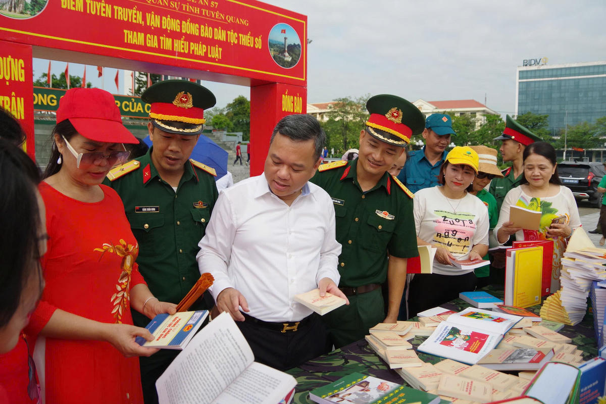 Ông Đỗ Hùng Đức, Ủy viên Ban Chấp hành Đảng bộ tỉnh, Phó Chủ tịch UBND tỉnh Tuyên Quang tham quan gian trưng bày sách pháp luật.
