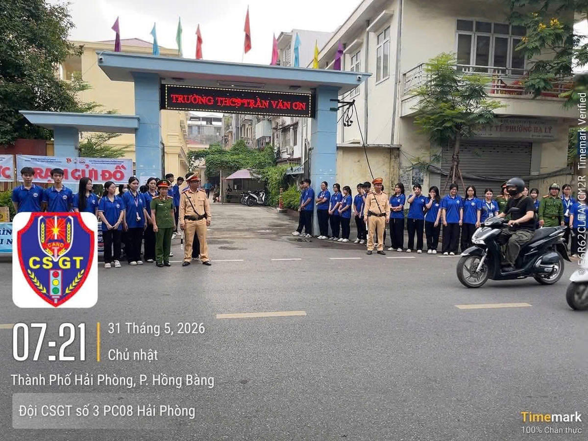 Lực lượng CSGT và thanh niên tình nguyện tiếp sức cho các thí sinh tại điểm trường THCS Trần Văn Ơn. Ảnh: CATP.