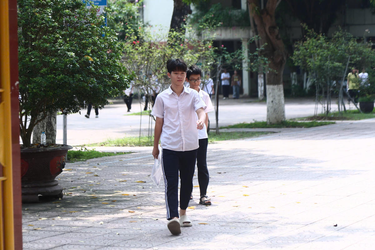 Trưa 31/5, hơn 123.000 thí sinh Hà Nội hoàn thành bài thi môn Toán, khép lại kỳ tuyển sinh vào lớp 10 THPT công lập không chuyên năm học 2026-2027.