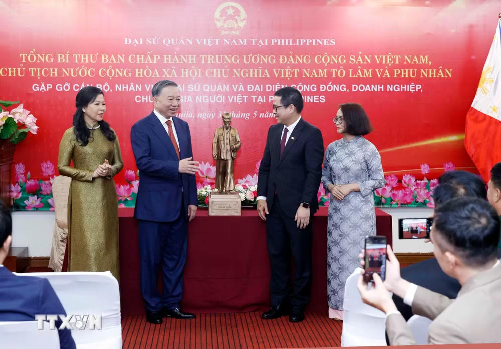 ttxvn-tong-bi-thu-chu-tich-nuoc-va-phu-nhan-gap-cong-dong-nguoi-viet-nam-tai-philippines-8796603-1.jpg