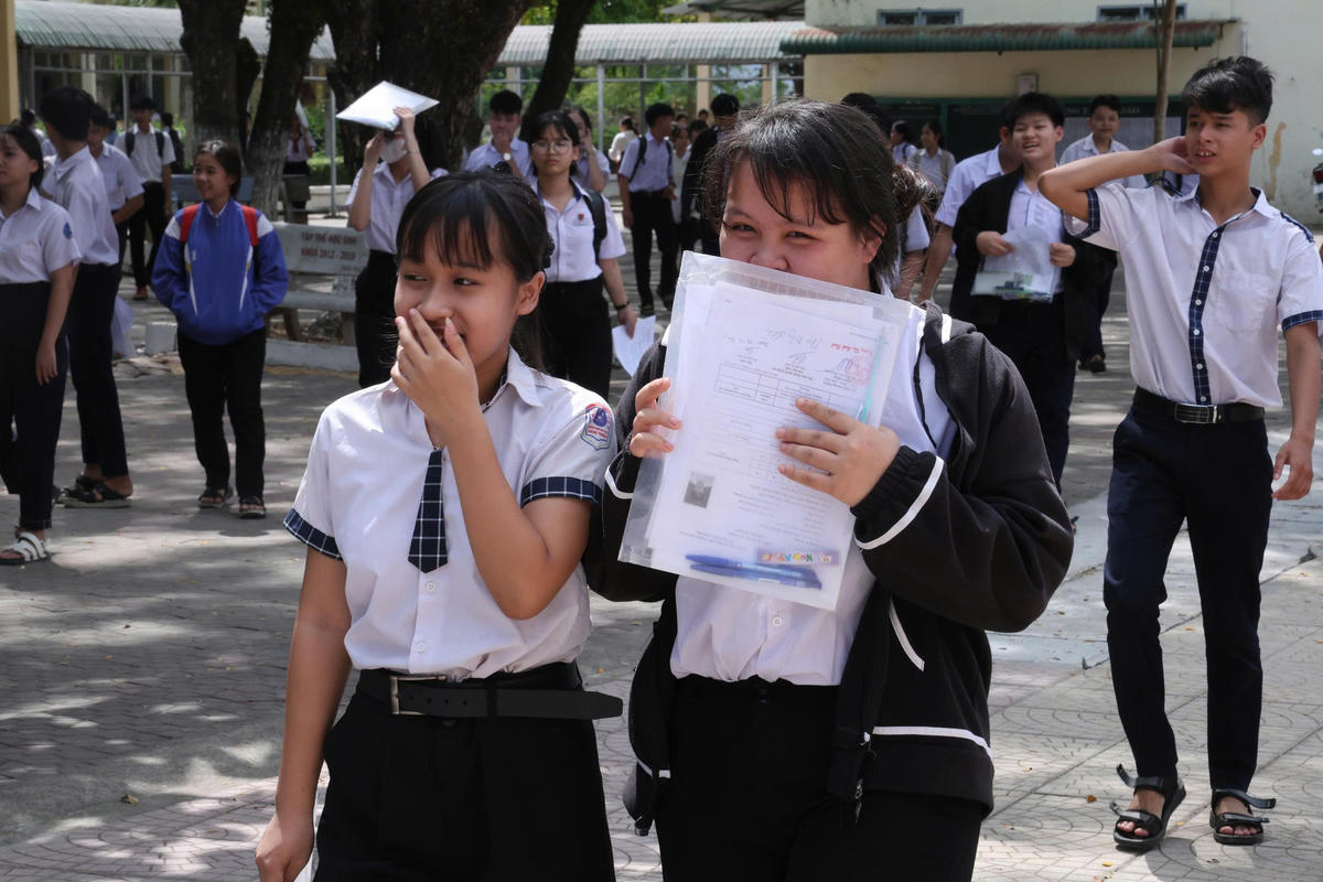 Thí sinh vui vẻ khi hoàn thành xong môn thi Ngữ Văn. Ảnh: BT.