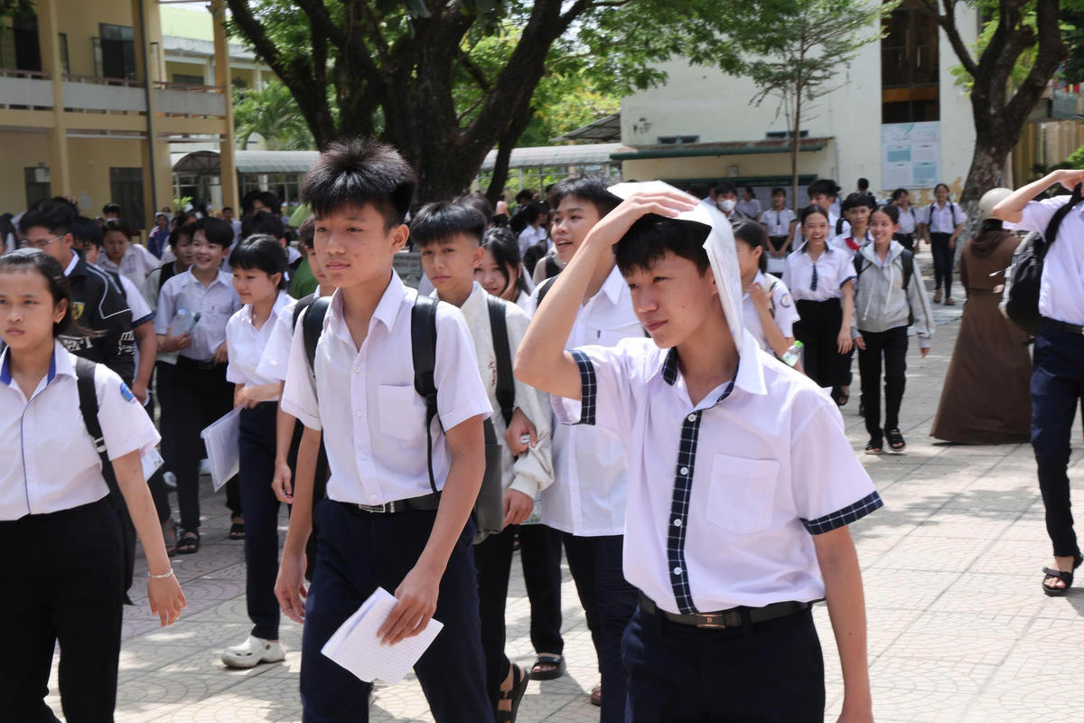 Các thí tại điểm thi ở xã Nghĩa Hành, tỉnh Quảng Ngãi tự tin vào phòng thi. Ảnh: CĐ.