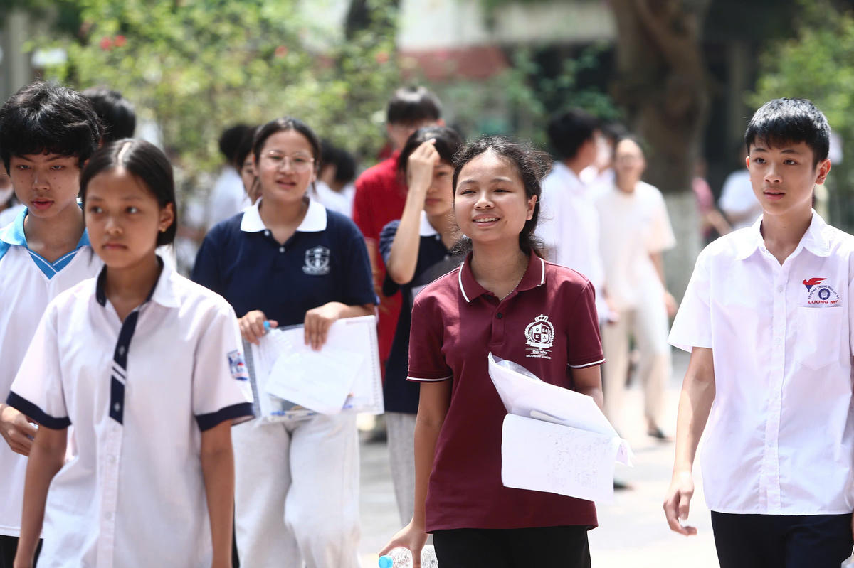 Em&nbsp;Đặng Thị Hậu, học sinh Trường THCS Đại Yên nhận xét đề thi vừa sức nhưng vẫn có một số câu hỏi cần nhiều thời gian suy nghĩ và chưa chắc chắn về đáp án. Dù vậy, Hậu vẫn khá tự tin và dự đoán bài thi của mình đạt khoảng 8 đến 8,5 điểm.