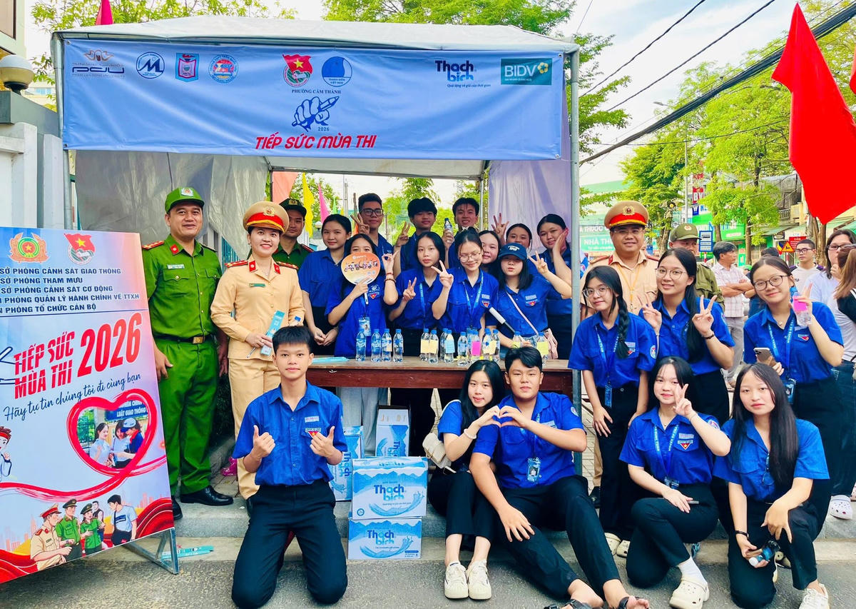 Lực lượng Công an tỉnh Quảng Ngãi cùng đoàn viên thanh niên tiếp sức kỳ thi lớp 10. Ảnh: CS.