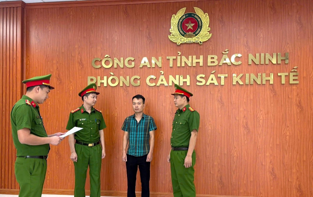 Cơ quan Cảnh sát điều tra đọc Quyết định khởi tố bị can, lệnh bắt tạm giam đối với Vũ Văn Cương. Ảnh Công an tỉnh Bắc Ninh.